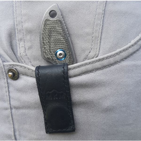 MKM MIKRO 1 – M390 SW DROP FIXED bld, CF hdl, +MKM POCKET LEATHER SHEATH w/MAGNETIC CLIP